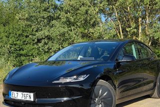 Levněji to nejde. Tesla osekala Model 3 na kost a soupeří s malými auty, bude to ale stačit?